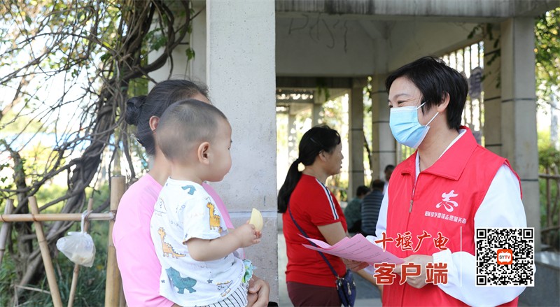 志愿者发放健康教育资料