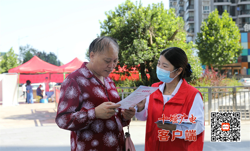 志愿者宣传卫生健康知识(1)
