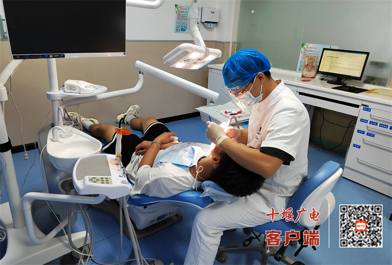车城西路院口腔科医生为患者做治疗