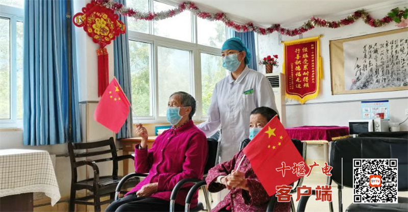 养护院内医护人员与老人一起过节_副本