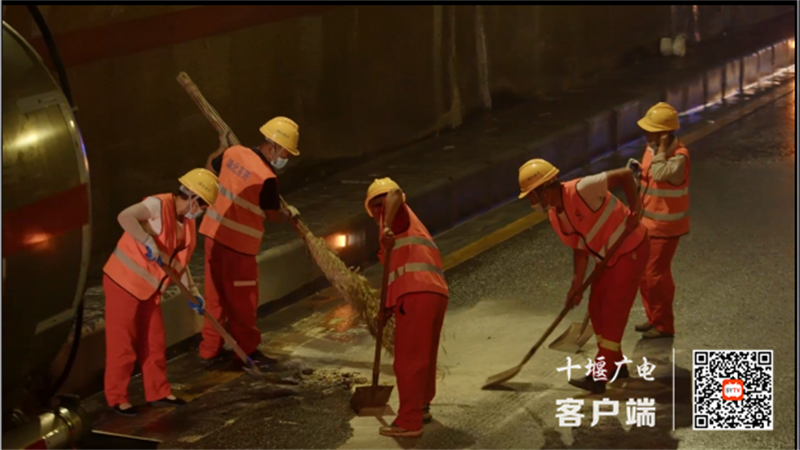 10.养护作业人员清扫路面，为恢复交通做准备