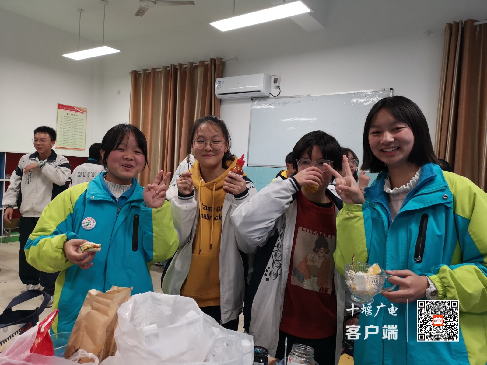 2021.12.2 十堰市东风铁路学校开展英语美食节活动 (1)