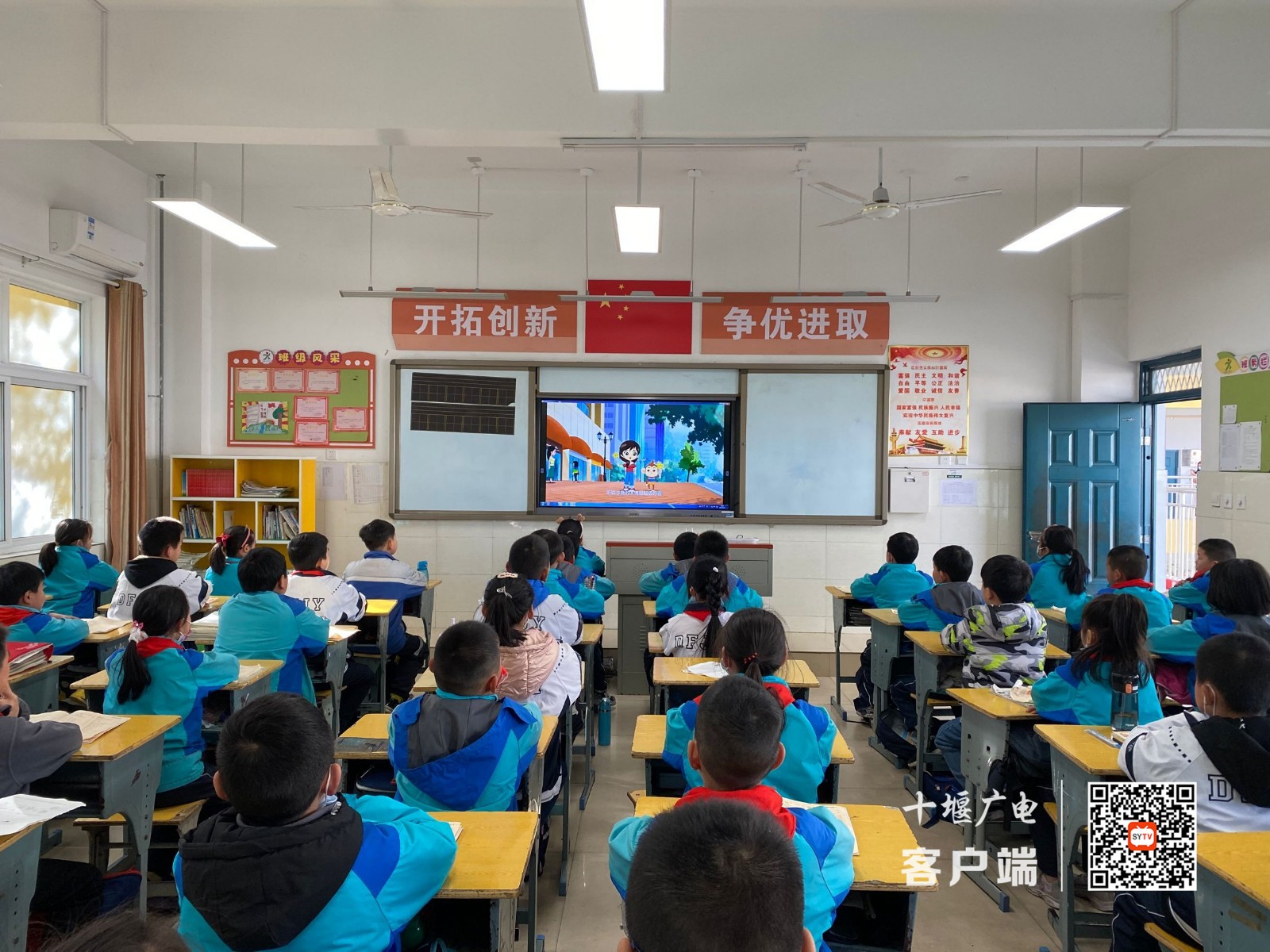 2021.12.2 十堰市东风铁路学校开展交通安全日主题教育活动 (5)