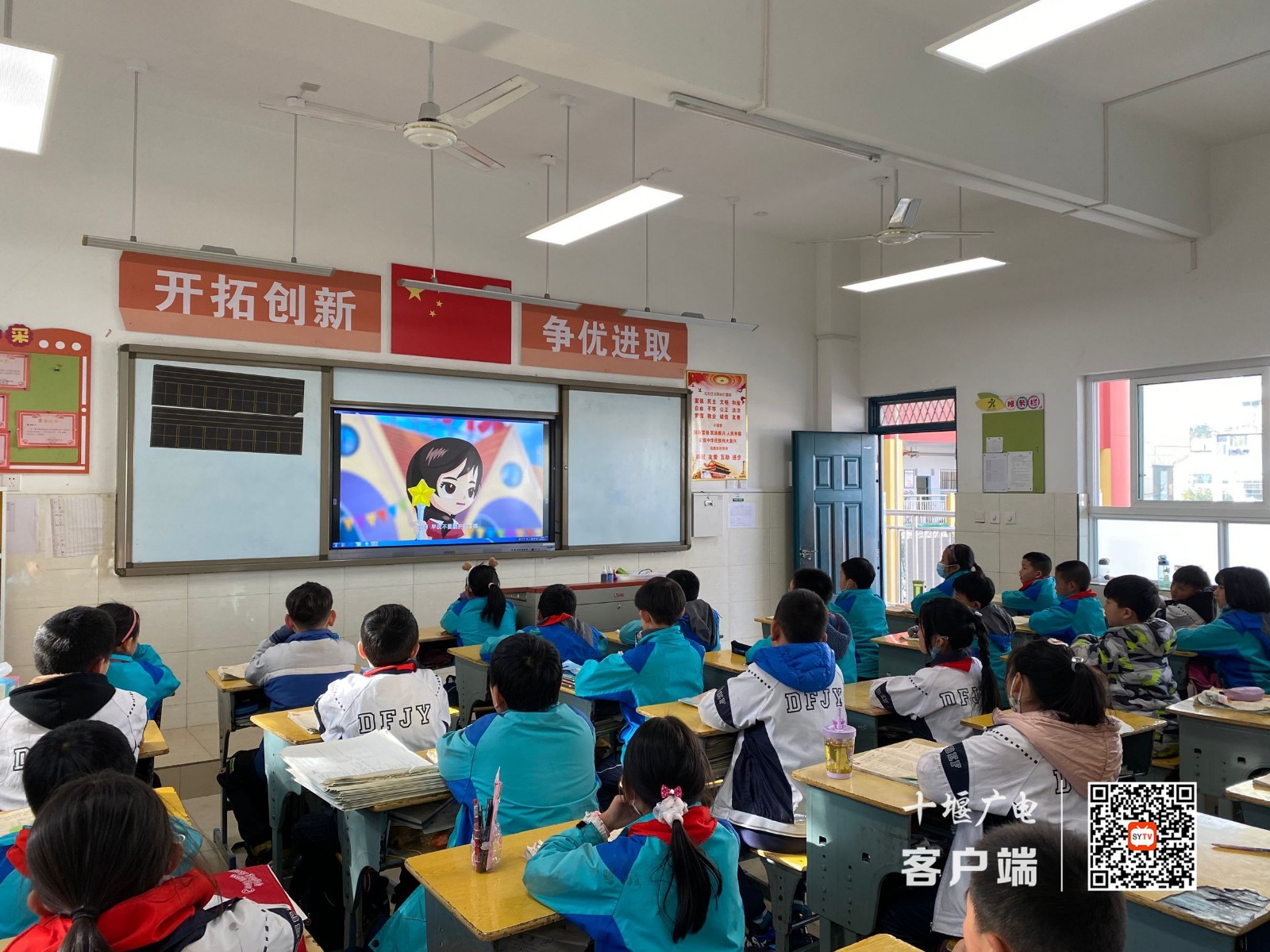 2021.12.2 十堰市东风铁路学校开展交通安全日主题教育活动 (7)