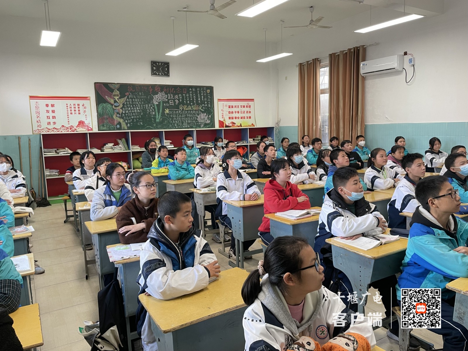 2021.12.3 十堰市东风铁路学校开展宪法日活动 (5)