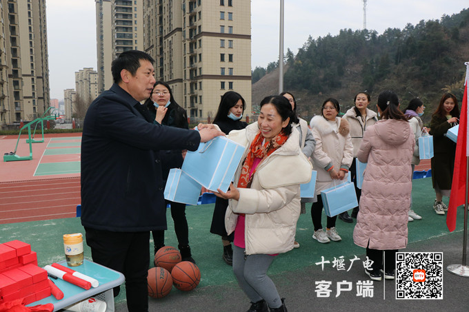 杨志江校长给获奖团队颁奖