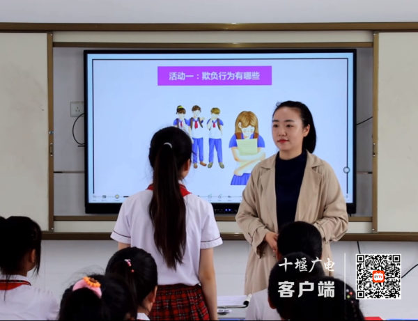 余艺讲课