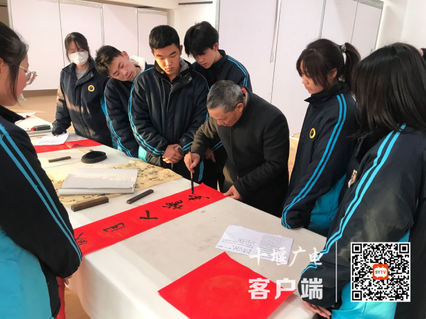 王仲勋老师为学生做示范