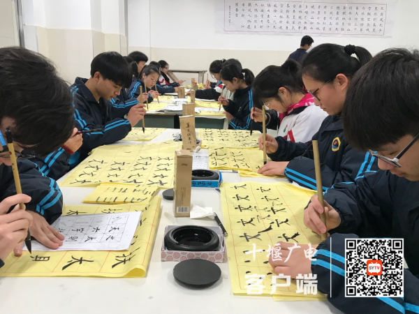 学生平时上书法课资料图