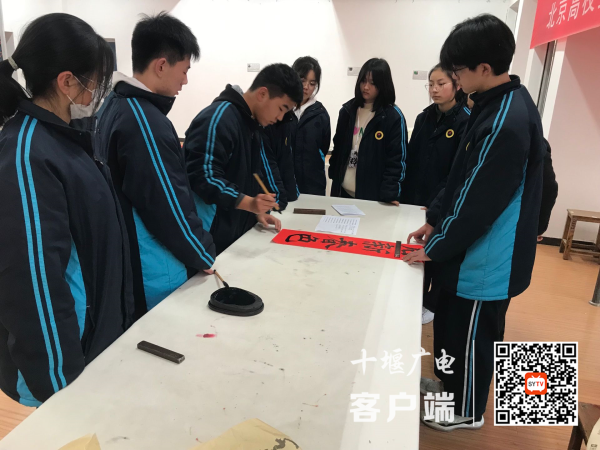 学生书写对联