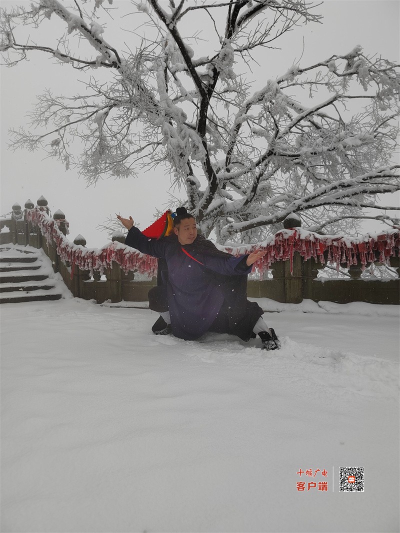 《【超越手机app】亮了！下雪的武当山中道长和弟子们还能这么玩》