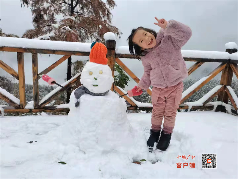 《【超越手机app】亮了！下雪的武当山中道长和弟子们还能这么玩》
