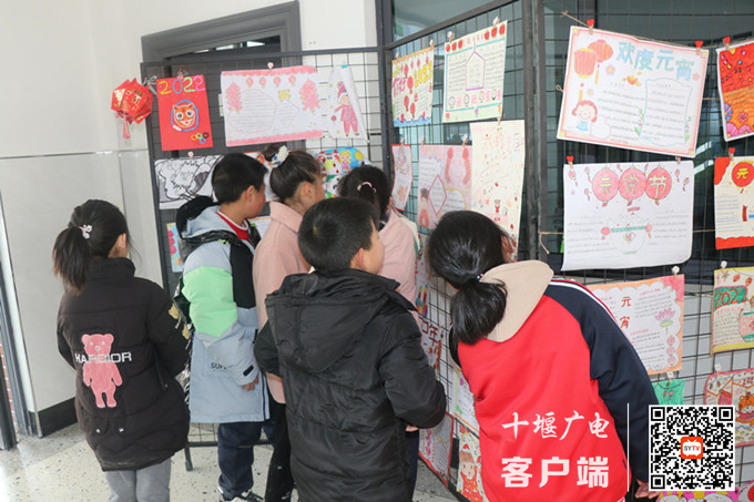 学生们交流对比自己的寒假作品