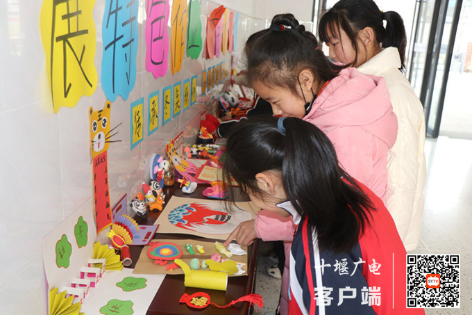 学生们认真细致地翻阅、欣赏着优秀作品