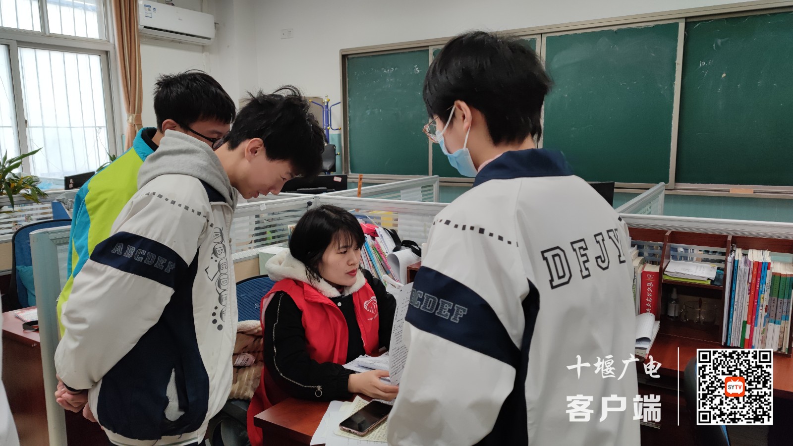 十堰市东风铁路学校寒假期间开展助学支教志愿服务活动（辅导学生作业，电话家访慰问） (1)