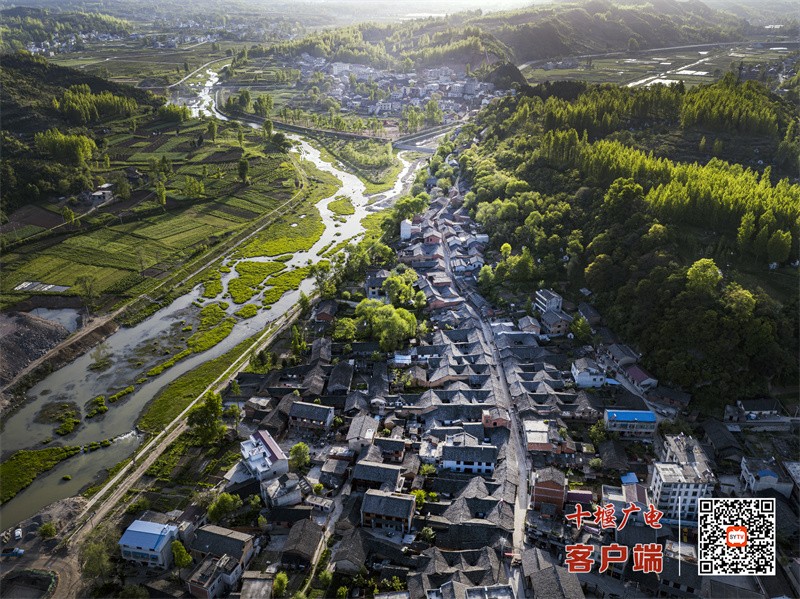 碧水绕村