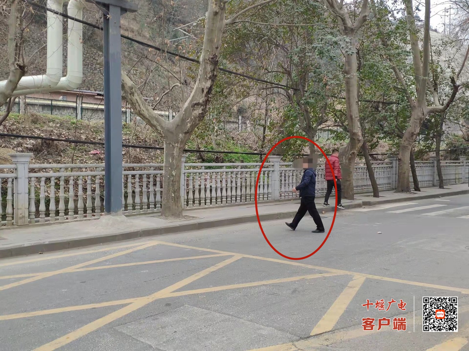 2022年2月28日，十堰市东风24小学校门口学生家长横穿马路