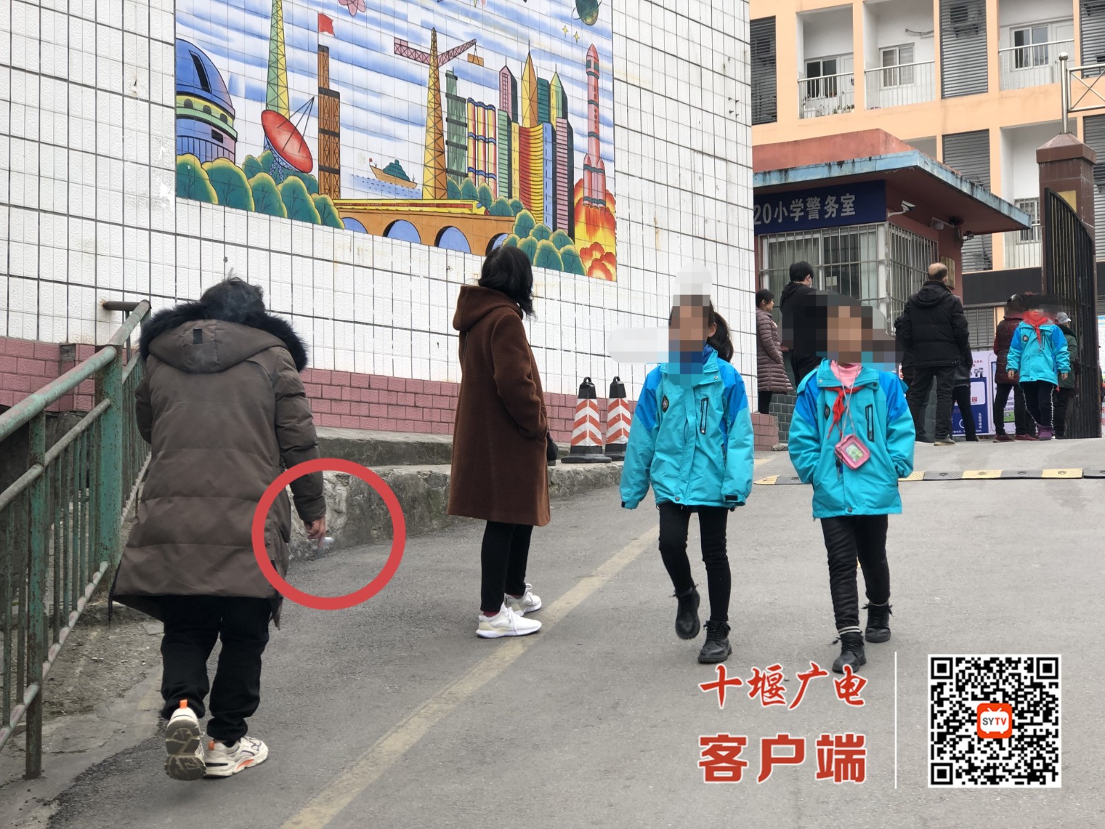2022年3月1日，十堰市东风20小学校门口，家长吸烟随手乱丢烟头