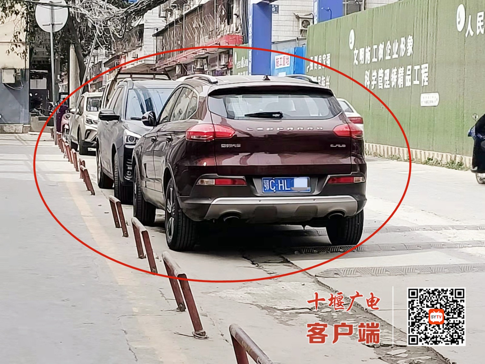 2022年3月1日，张湾区红卫小学门口，存在车辆乱停放现象