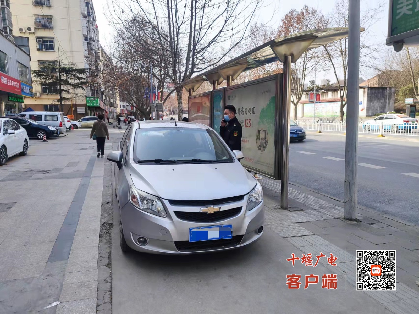3月2日，武当路街道综合执法中心巡查发现武当大道马家河附近人行道机动车乱停放（二），当即电话通知车主