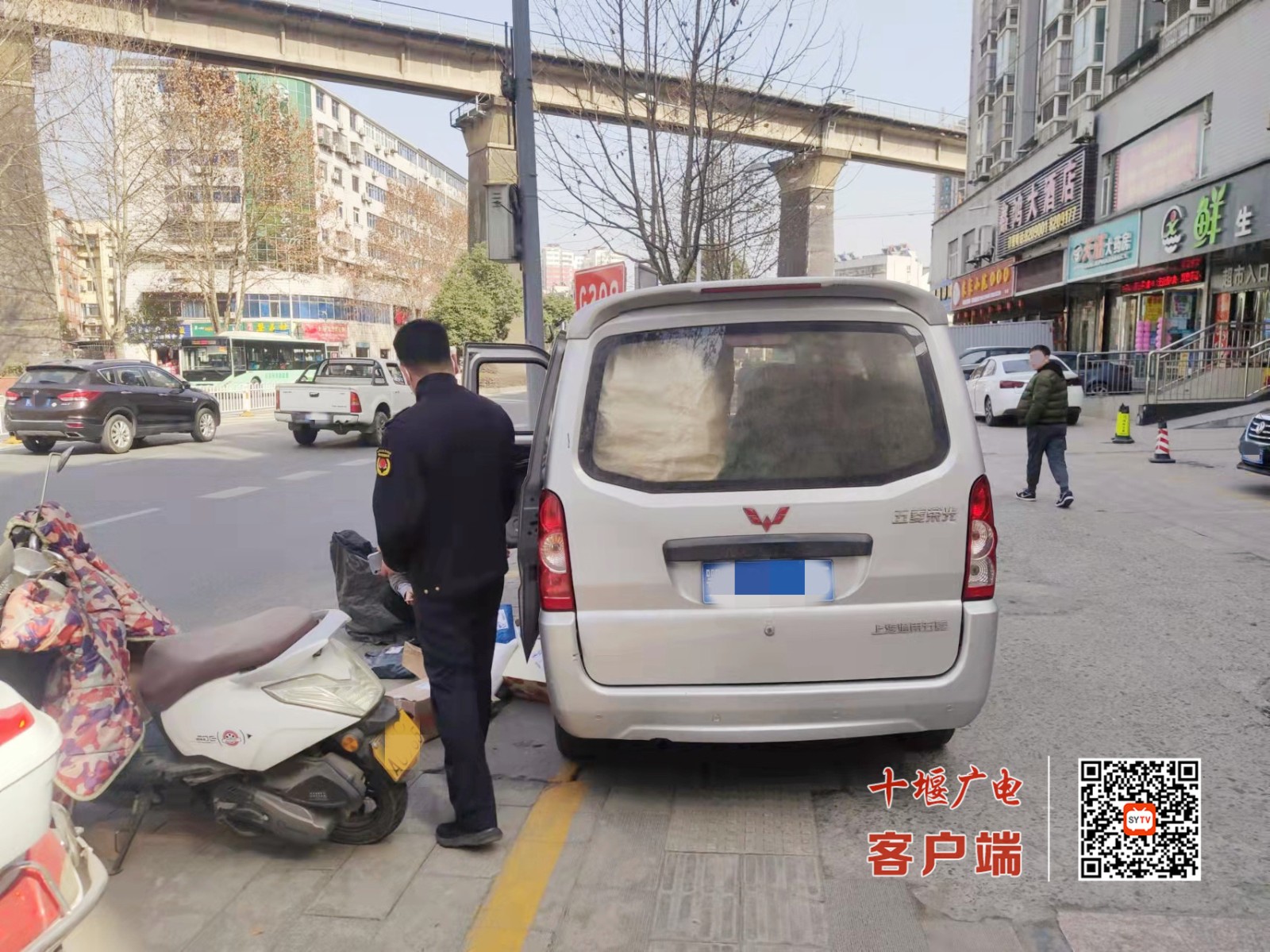 3月2日武当路街道综合执法中心巡查发现红鼎坊人行道乱停放并乱堆乱放快递
