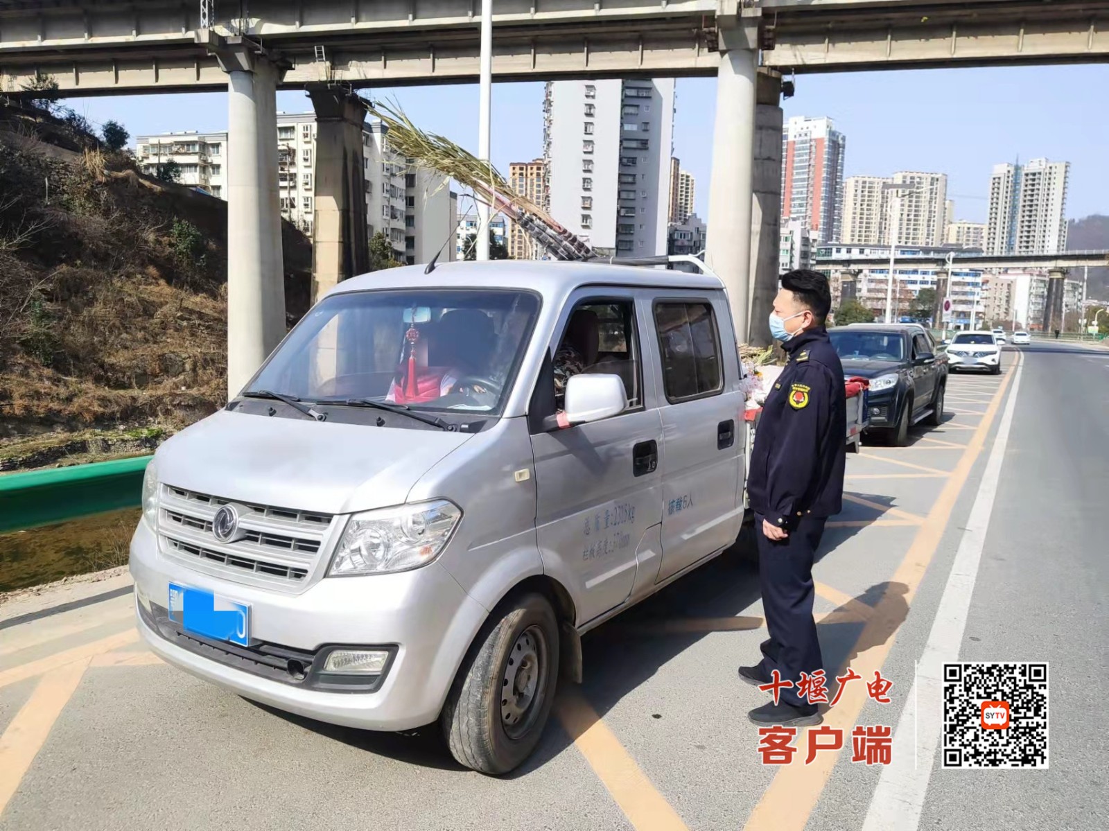 3月2日武当路街道综合执法中心巡查发现马赛路马家河桥上机动车摆摊设点