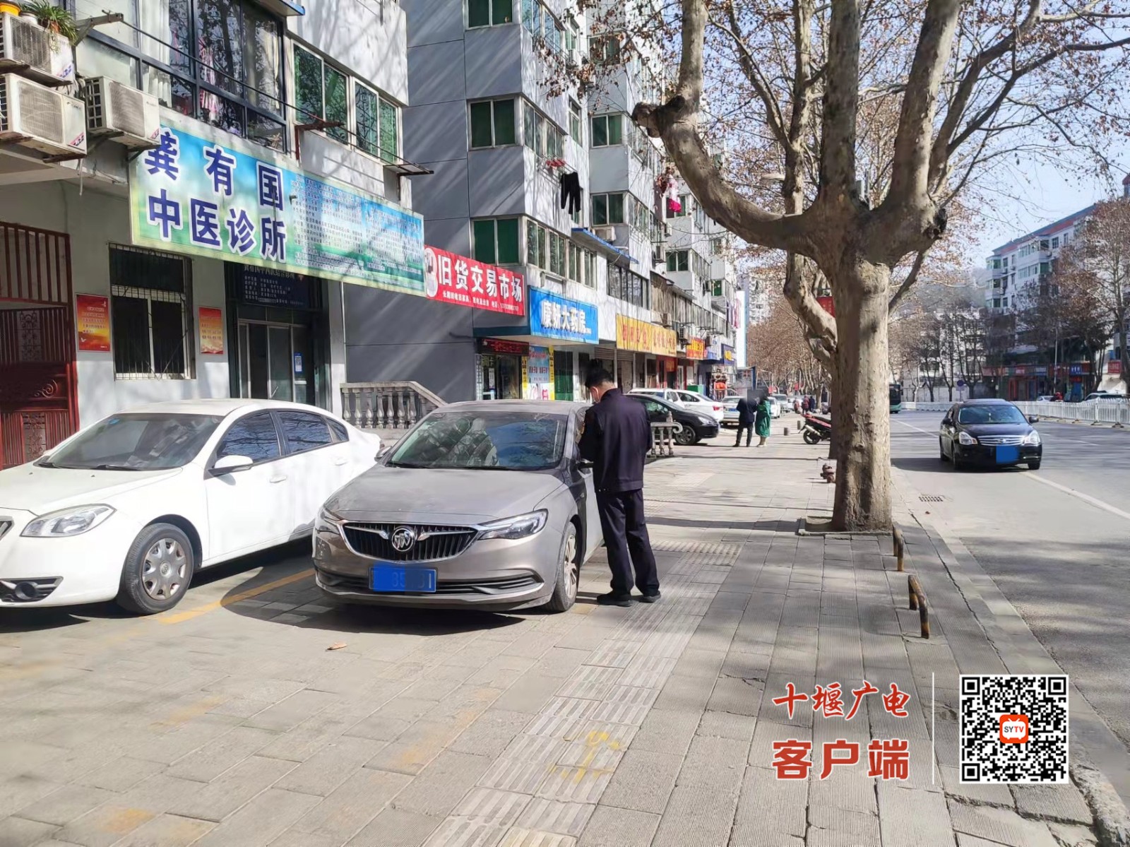3月2日武当路街道综合执法中心巡查发现武当大道龚有国中医诊所门口人行道机动车乱停放