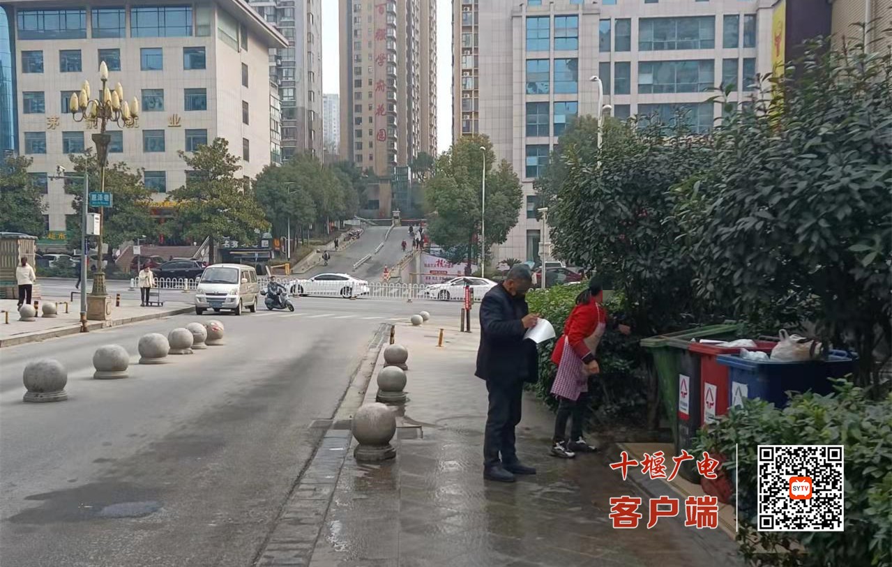 3月2日武当路街道综合执法中心巡查发现重庆路惠泽巷优优面馆附近的人行道边垃圾桶旁乱丢垃圾（整改后）
