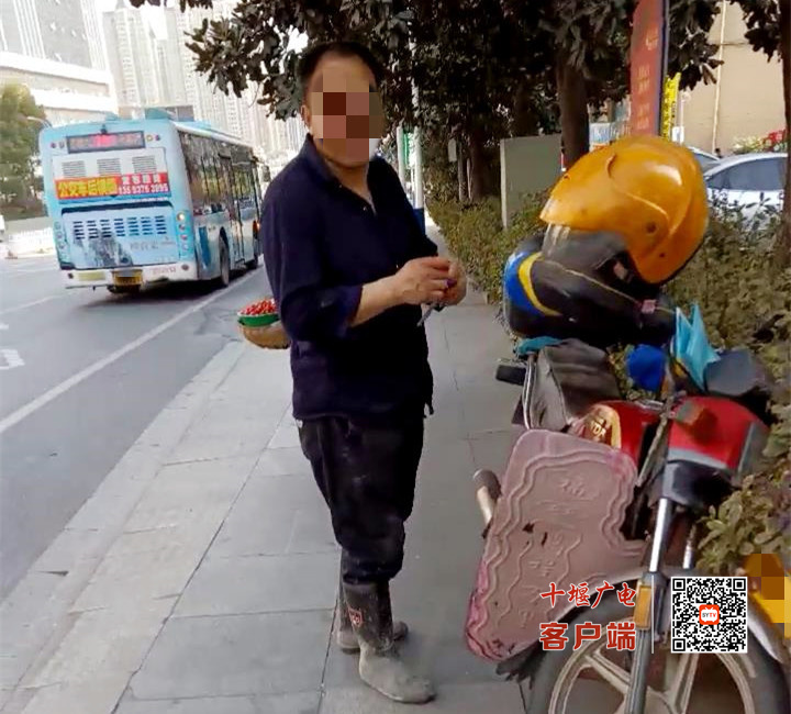 3月2日武当路街道综合执法中心巡查发现重庆路秦巴故里附近人行道摩托车乱停放[00-00-04][20220302-185331221]