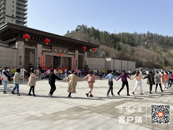 三人抱团