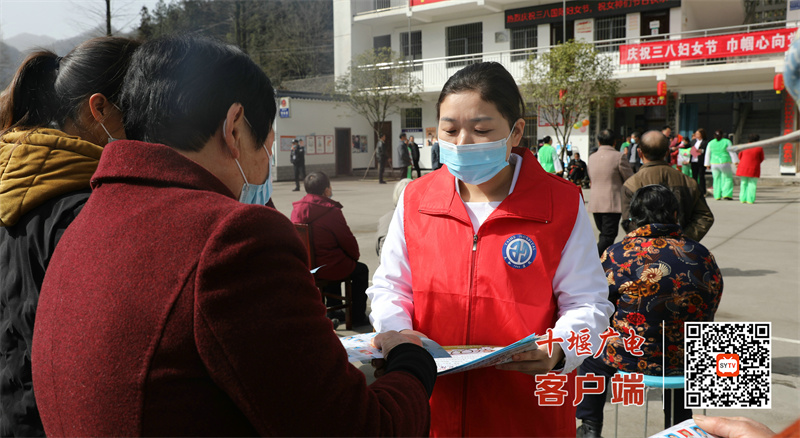 志愿者宣传卫生健康知识
