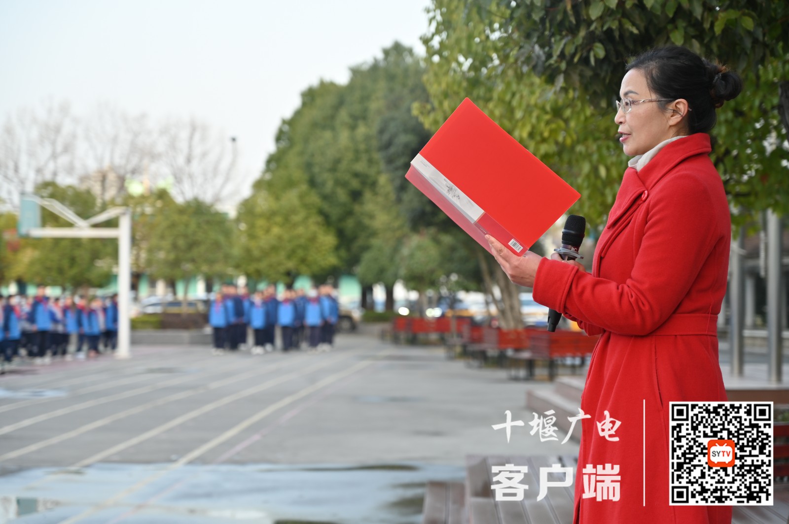 副校长李静代表学校向全体女教师致以节日的问候和祝福