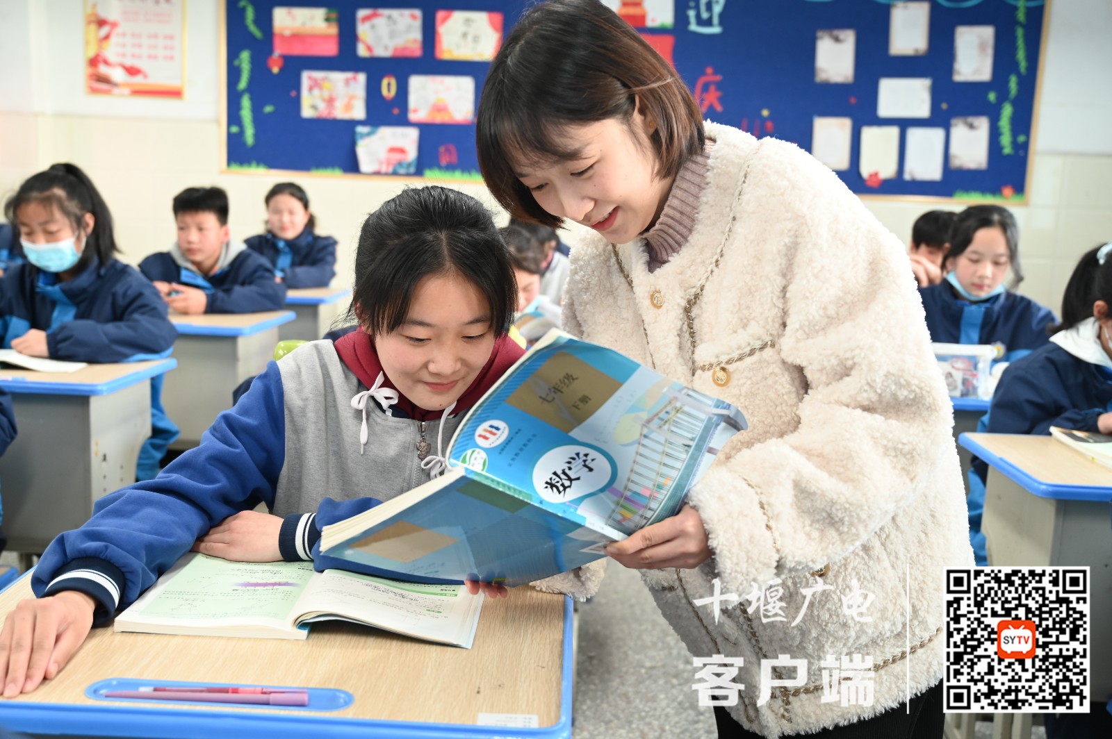 怀着7个多月的小宝宝教着49个大宝宝的陈豆老师