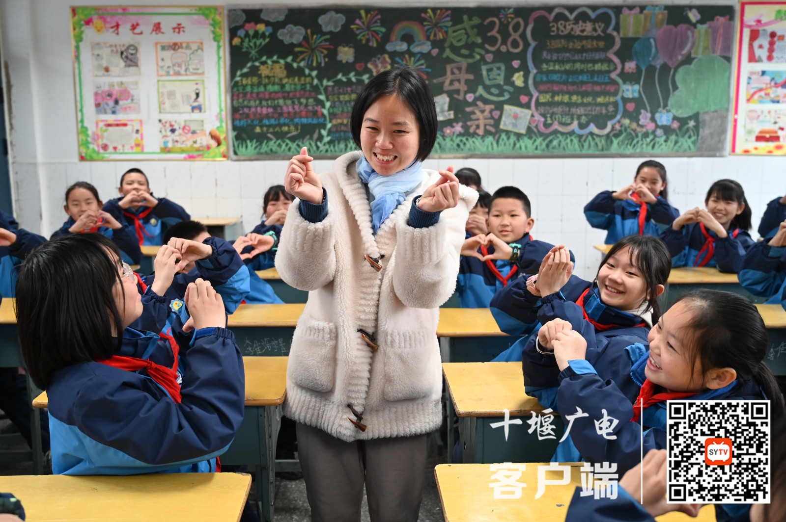 黄莹老师说：“这个节日，跟孩子们在一起过好开心！”
