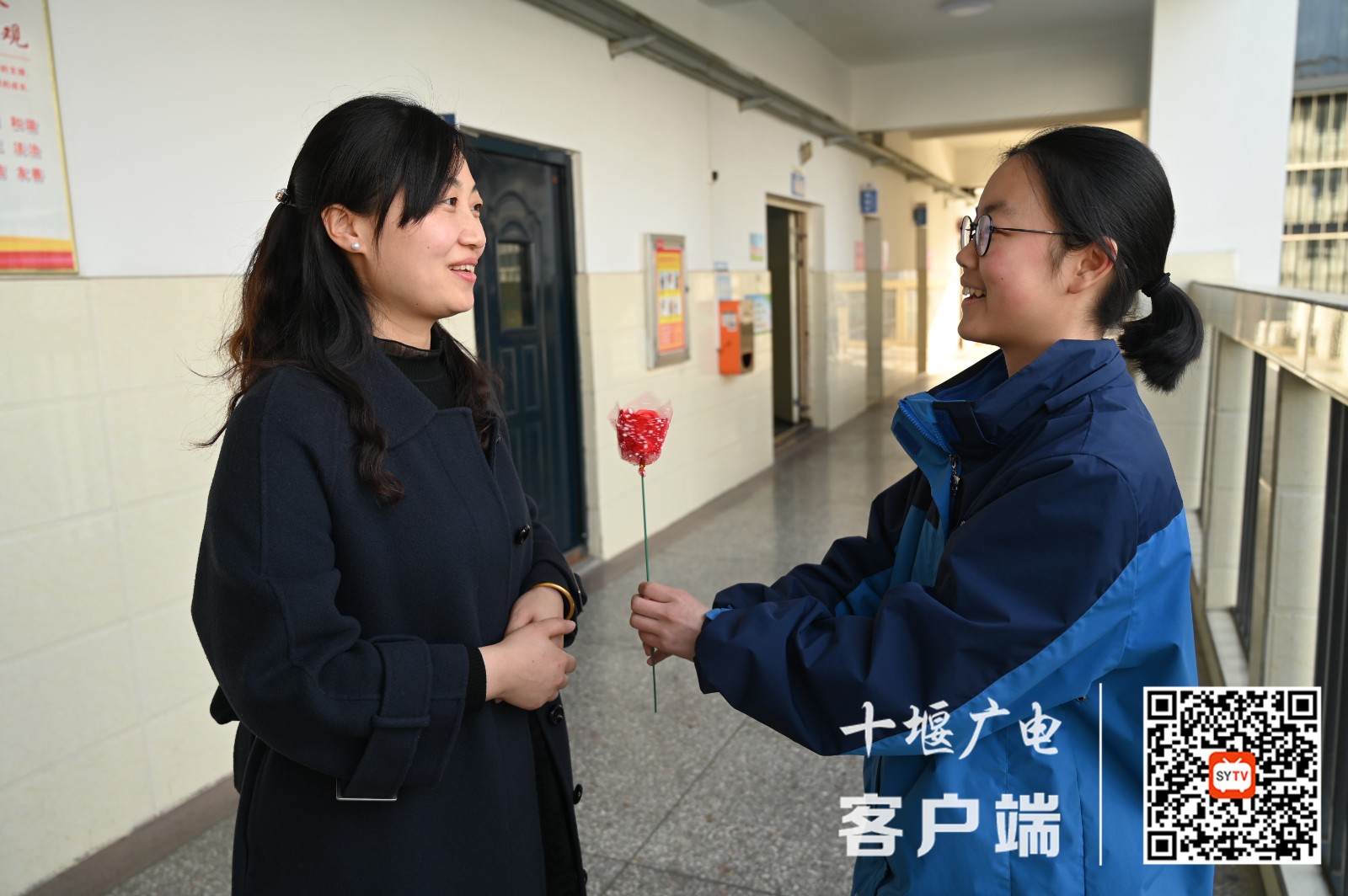 学生自己做了一朵玫瑰花献给姜艳老师