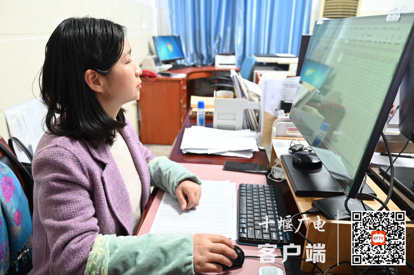 学校财务室的王秀丽老师正在工作中