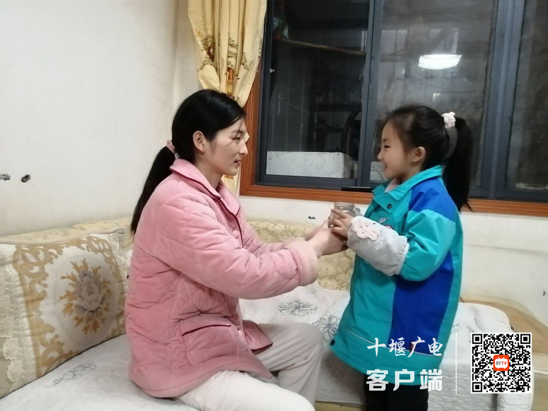 2022.3.8 十堰市东风铁路学校开展妇女节感恩活动 (2)
