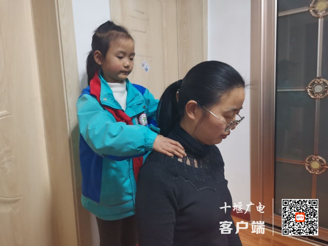 2022.3.8 十堰市东风铁路学校开展妇女节感恩活动 (4)