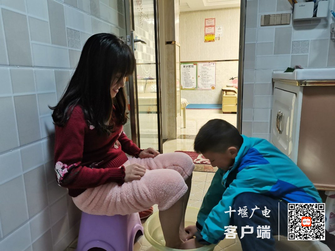 2022.3.8 十堰市东风铁路学校开展妇女节感恩活动 (5)