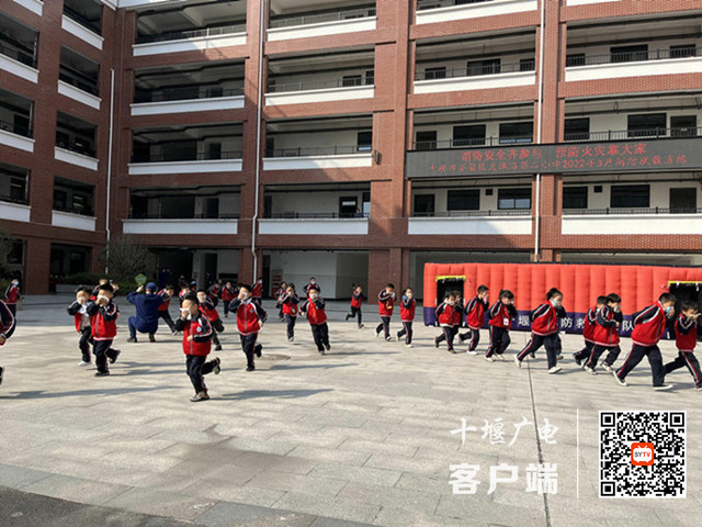 学生快速有序地撤离到操场