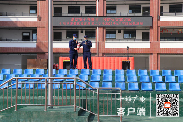 现场讲解使用灭火器的注意事项