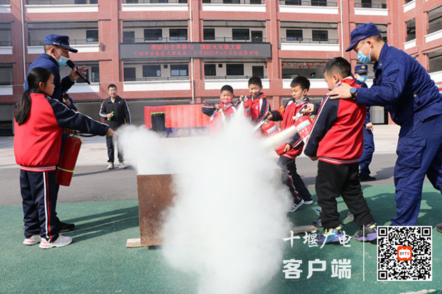 学生上台体验使用灭火器灭火的过程