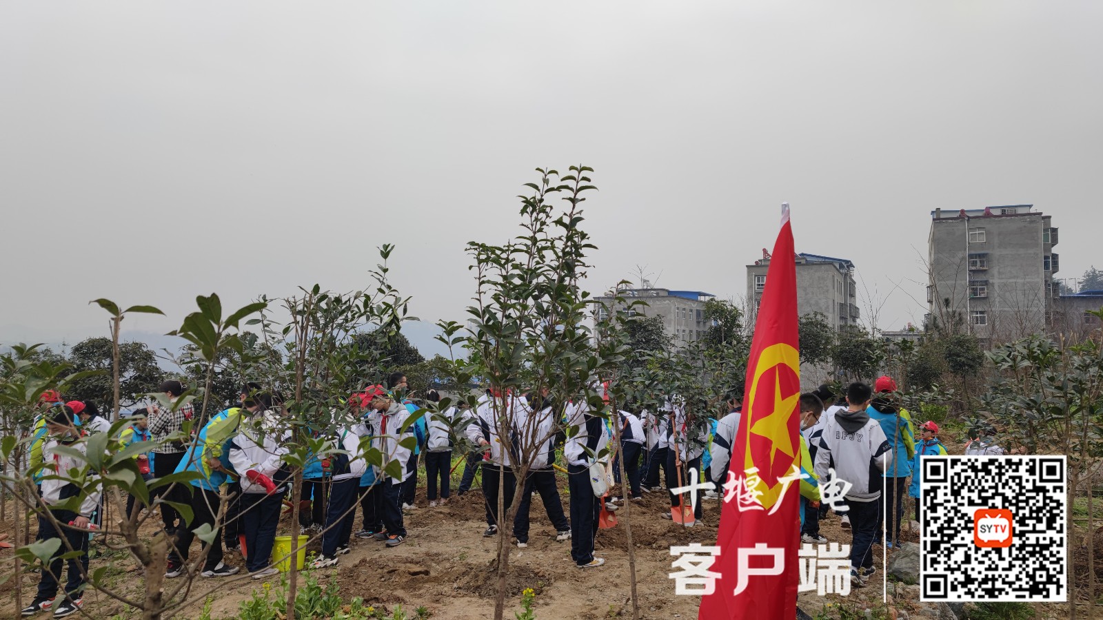 2022.3.12 十堰市东风铁路学校青年师生参加团十堰经开区委组织的义务植树活动 (4)