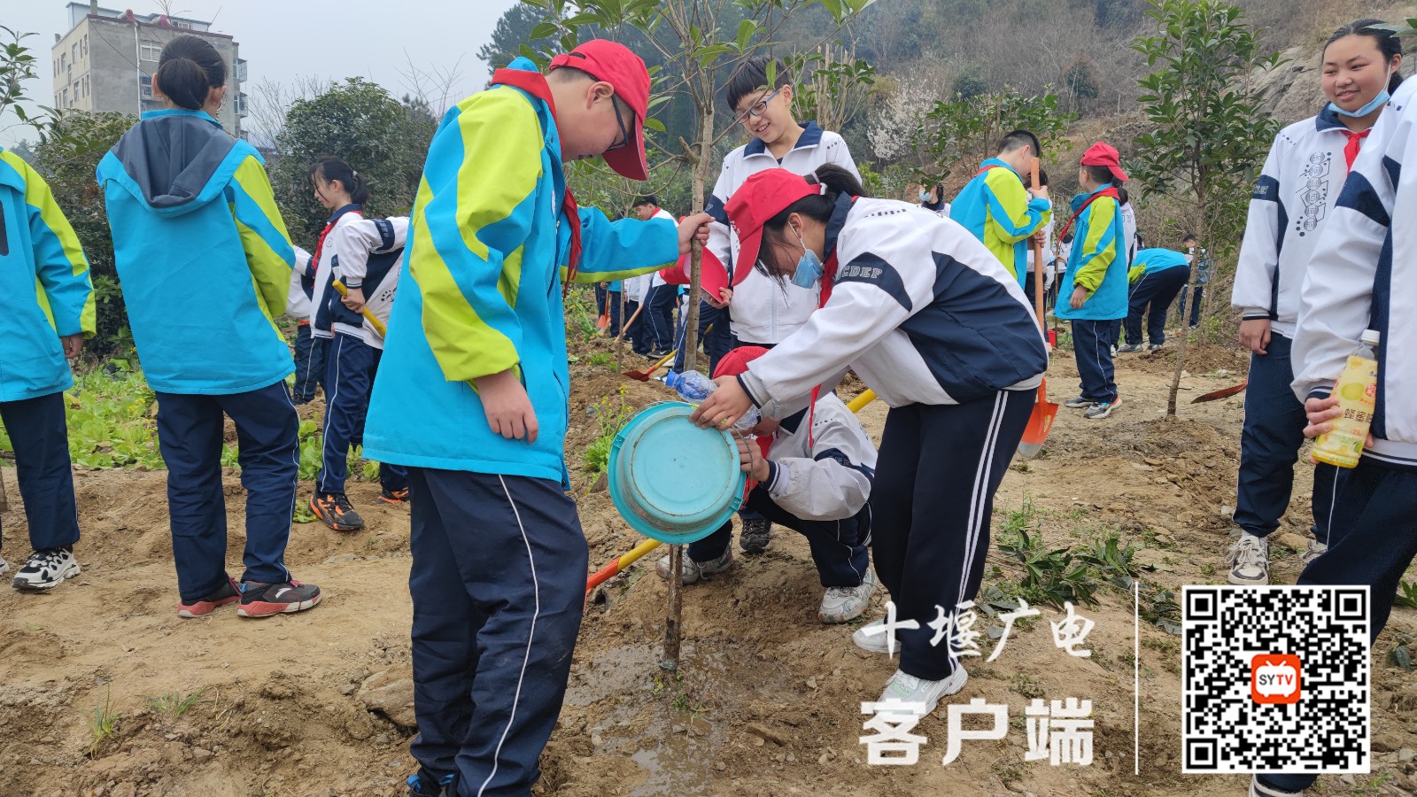 2022.3.12 十堰市东风铁路学校青年师生参加团十堰经开区委组织的义务植树活动 (3)_副本