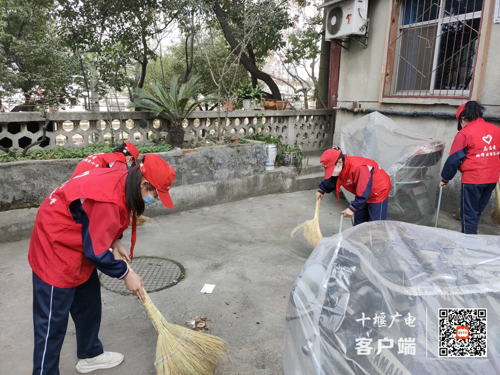 2022年3月14日十堰市张湾区谢家小学开展学雷锋志愿服务活动_副本