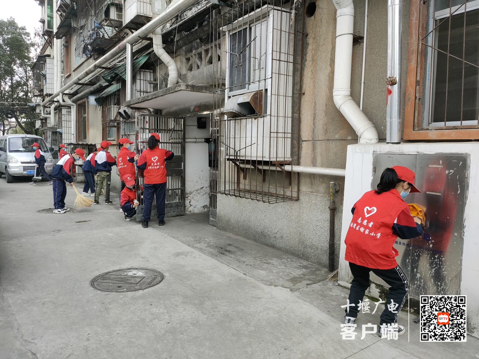 2022年3月14日十堰市张湾区谢家小学开展学雷锋志愿服务活动 (3)_副本