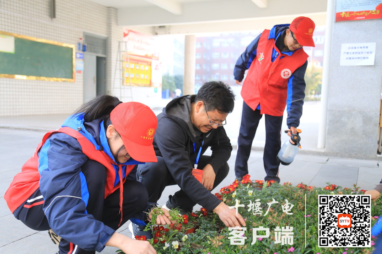 师生在校园除草浇水扮靓校园