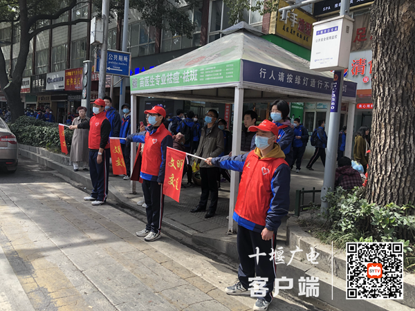 学生志愿者开展文明交通劝导