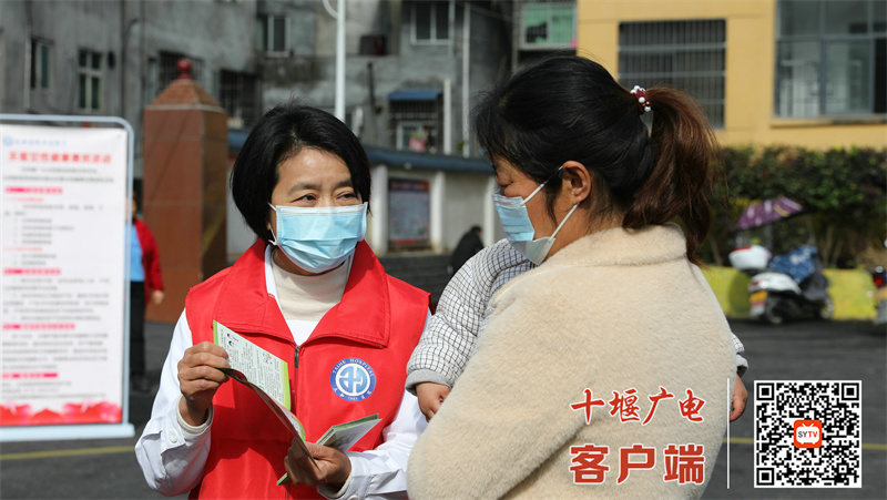 志愿者发放结核病防治宣传资料
