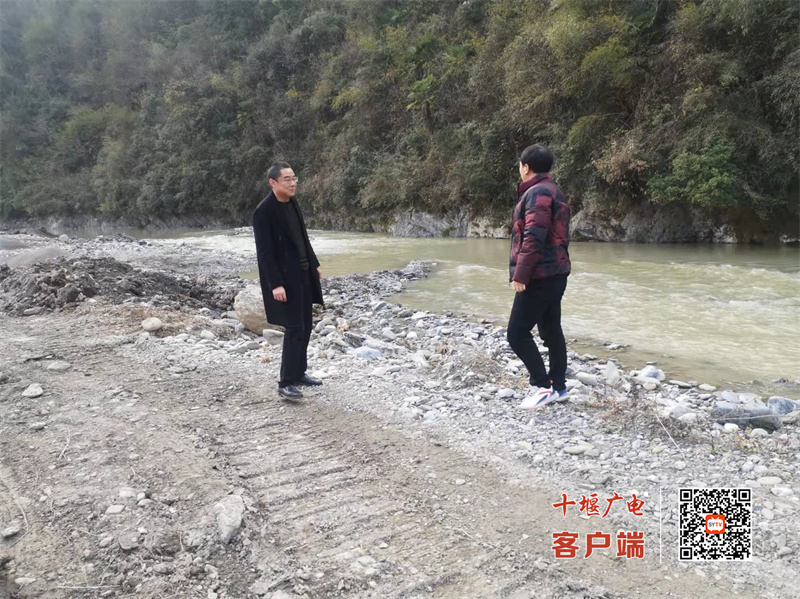 乡宣传委员郭敏正在巡河